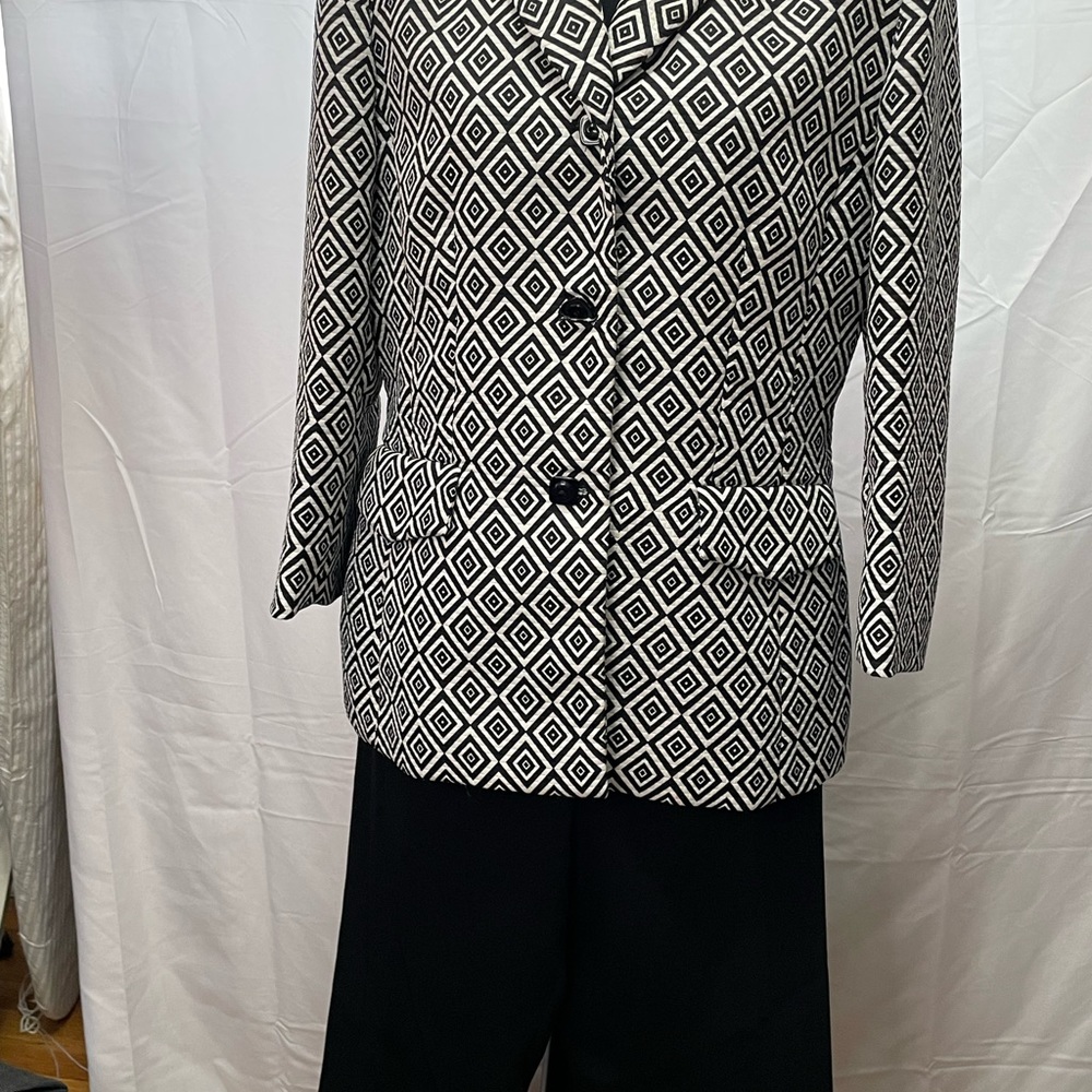 Tahari 2pc pants suit
